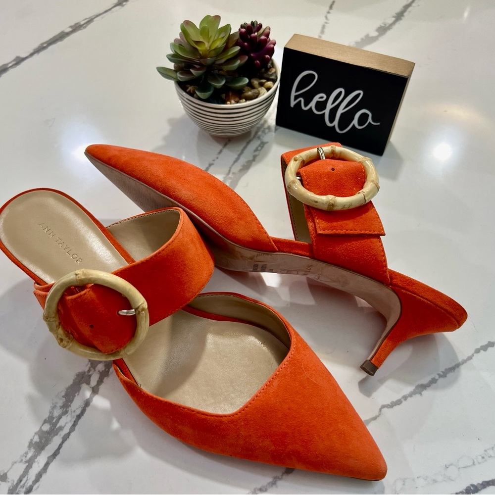 Anne Taylor 8.5 Orange Suede Kitten Heels with Wooden buckle